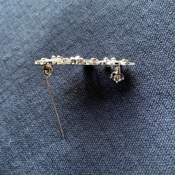 Silver toned filigree brooch - Picture 3 of 3